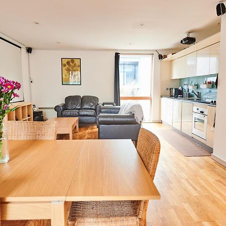 Bright 2 Bedroom Flat In Old Street With Balcony London Kültér fotó